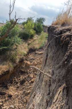 Sesmically tehlikeli bölgede dağ heyelan felaketi. Toprak, toprak engelleme yolun büyük katmanları kökenli büyük çatlaklar. İnsanlara heyelan pistlerinin dağın damming, ölümcül bir tehlike
