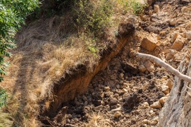 Sesmically tehlikeli bölgede dağ heyelan felaketi. Toprak, toprak engelleme yolun büyük katmanları kökenli büyük çatlaklar. İnsanlara heyelan pistlerinin dağın damming, ölümcül bir tehlike