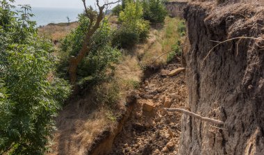 Sesmically tehlikeli bölgede dağ heyelan felaketi. Toprak, toprak engelleme yolun büyük katmanları kökenli büyük çatlaklar. İnsanlara heyelan pistlerinin dağın damming, ölümcül bir tehlike