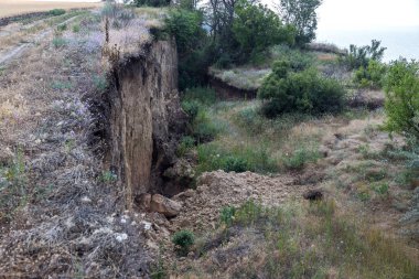 Sesmically tehlikeli bölgede dağ heyelan felaketi. Toprak, toprak engelleme yolun büyük katmanları kökenli büyük çatlaklar. İnsanlara heyelan pistlerinin dağın damming, ölümcül bir tehlike
