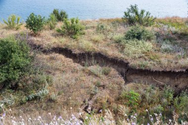 Sesmically tehlikeli bölgede dağ heyelan felaketi. Toprak, toprak engelleme yolun büyük katmanları kökenli büyük çatlaklar. İnsanlara heyelan pistlerinin dağın damming, ölümcül bir tehlike