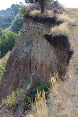 Sesmically tehlikeli bölgede dağ heyelan felaketi. Toprak, toprak engelleme yolun büyük katmanları kökenli büyük çatlaklar. İnsanlara heyelan pistlerinin dağın damming, ölümcül bir tehlike