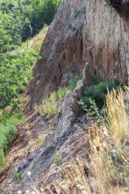 Sesmically tehlikeli bölgede dağ heyelan felaketi. Toprak, toprak engelleme yolun büyük katmanları kökenli büyük çatlaklar. İnsanlara heyelan pistlerinin dağın damming, ölümcül bir tehlike