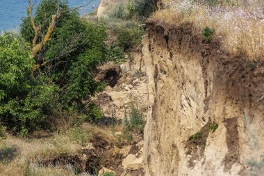 Sesmically tehlikeli bölgede dağ heyelan felaketi. Toprak, toprak engelleme yolun büyük katmanları kökenli büyük çatlaklar. İnsanlara heyelan pistlerinin dağın damming, ölümcül bir tehlike