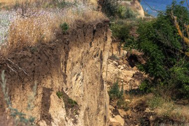 Sesmically tehlikeli bölgede dağ heyelan felaketi. Toprak, toprak engelleme yolun büyük katmanları kökenli büyük çatlaklar. İnsanlara heyelan pistlerinin dağın damming, ölümcül bir tehlike