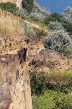 Sesmically tehlikeli bölgede dağ heyelan felaketi. Toprak, toprak engelleme yolun büyük katmanları kökenli büyük çatlaklar. İnsanlara heyelan pistlerinin dağın damming, ölümcül bir tehlike