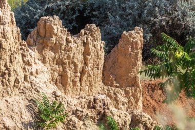 Sesmically tehlikeli bölgede dağ heyelan felaketi. Toprak, toprak engelleme yolun büyük katmanları kökenli büyük çatlaklar. İnsanlara heyelan pistlerinin dağın damming, ölümcül bir tehlike