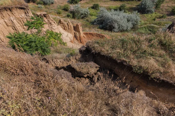Sesmically tehlikeli bölgede dağ heyelan felaketi. Toprak, toprak engelleme yolun büyük katmanları kökenli büyük çatlaklar. İnsanlara heyelan pistlerinin dağın damming, ölümcül bir tehlike