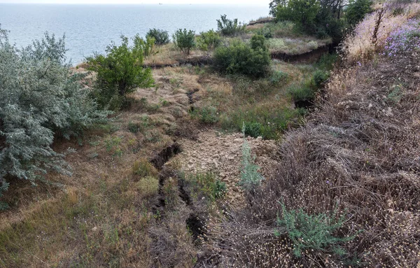 Sesmically tehlikeli bölgede dağ heyelan felaketi. Toprak, toprak engelleme yolun büyük katmanları kökenli büyük çatlaklar. İnsanlara heyelan pistlerinin dağın damming, ölümcül bir tehlike
