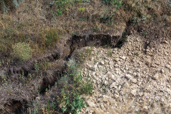 山土砂災害 Sesmically 危険な領域 地球ブロックの道の大きい層の降下の大亀裂 山の地すべり斜面の麓の人々 を遮ぎるの死の危険 — ストック写真