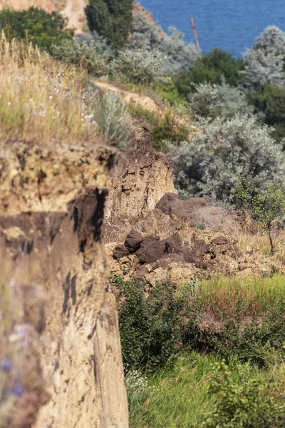 Sesmically tehlikeli bölgede dağ heyelan felaketi. Toprak, toprak engelleme yolun büyük katmanları kökenli büyük çatlaklar. İnsanlara heyelan pistlerinin dağın damming, ölümcül bir tehlike