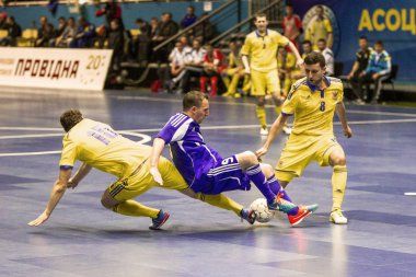 Odessa, Ukrayna - 12 Nisan 2016: Dünya Kupası play-off maçı Ukrayna - Slovakiya. Futsal oynuyor. Modern Bahçesi kapsayan spor salonu büyük sahnede mini futbol