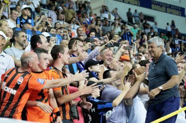 Odessa, Ukrayna - 10 Temmuz 2013: Bay Mircea Lucescu ve duygusal futbol taraftarları sırasında oyun Shakhtar Donetsk ve Chernomorets, 10 Temmuz 2013, Odessa, Ukrayna