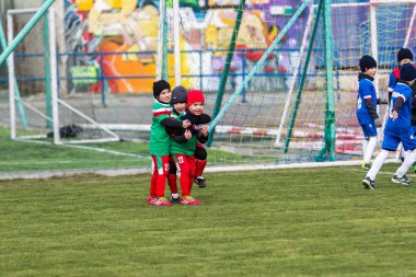 Odessa, Ukrayna 0 1 Nisan 2018: genç çocuklar için oyun spor eğitimi. Futbol futbol çocuklar için oyun. Üniformalı çalıştıran ve futbol oynarken spor kulübü, futbol oyuncuları genç oyuncular