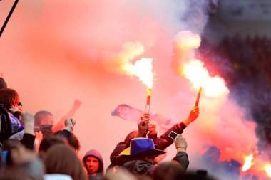 Odessa, Ukrayna - 10 Temmuz 2013: duygusal futbol taraftarları Stadı nda futbol kulübü Chernomorets, 10 Temmuz 2013, Odessa, Ukrayna bir oyun sırasında destek