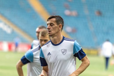 Odessa, Ukrayna - 3 Ağustos 2018: Futbolcular, Fc Djurgardens Eğer İsveç Melkemichel özcan sırasında oyun Uefa Avrupa Ligi 2018 Fc Mariupol (Ukrayna) ile futbol sahada. Futbol oyuncular Tren