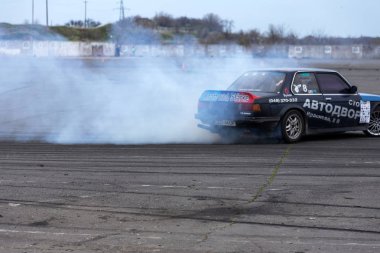 Odessa, Ukrayna -23 Nisan 2017: Combat drifters yerel sürüklenen yarışmalar. Gösteri yasadışı bir platform üzerinde sürüklenen. Binici profesyonel olarak otomatik yarışmalarda driftig yeterlilik yarışta parça geçmek