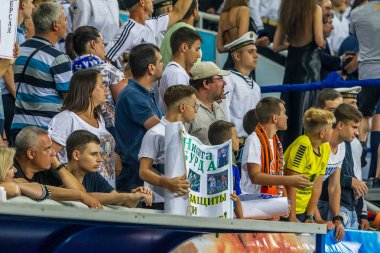 Odessa, Ukrayna 23 Temmuz 2018: Bir kalabalık futbol stadyumu. Ziyaret edenler stadyum standları dolu. Stadyumda futbol taraftarları. Taraftar standları sevinç, hafif ateş ve dalgalanan bayrak.