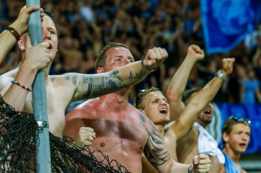 Odessa, Ukrayna - 3 Ağustos 2018: duygusal futbol taraftarları destek ekibi stadyumunda futbol kulübü Djurgardens Eğer İsveç oyun Uefa Avrupa Ligi oyun sırasında. Kalabalık futbol taraftarları Stadyumu futbol