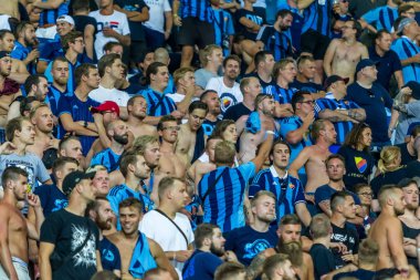 Odessa, Ukrayna - 3 Ağustos 2018: duygusal futbol taraftarları destek ekibi stadyumunda futbol kulübü Djurgardens Eğer İsveç oyun Uefa Avrupa Ligi oyun sırasında. Kalabalık futbol taraftarları Stadyumu futbol