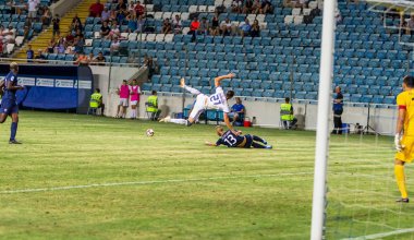 Odessa, Ukrayna - 3 Ağustos 2018: duygusal futbol taraftarları destek ekibi stadyumunda futbol kulübü Djurgardens Eğer İsveç oyun Uefa Avrupa Ligi oyun sırasında. Kalabalık futbol taraftarları Stadyumu futbol