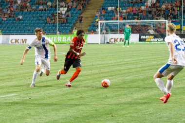 Odessa, Ukrayna - 14 Ağustos 2015: Fc Shakhtar Donetsk ve Fc Dnipro Dnipropetrovsk Ukrayna Kupası maçında top için kavga ediyorlar. Ayrıntı oyunun.