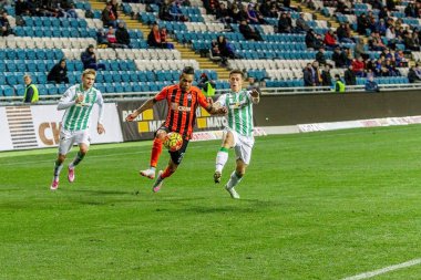 Odessa, Ukrayna - 3 Aralık 2015: Fc Karpaty ve Shakhtar Donetsk Ukrayna Kupası topu için Şampiyonlar Ligi mücadelede bir maçta. Ayrıntı oyunun.
