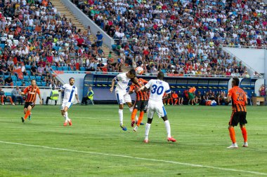 Odessa, Ukrayna - 14 Ağustos 2015: Fc Shakhtar Donetsk ve Fc Dnipro Dnipropetrovsk Ukrayna Kupası maçında top için kavga ediyorlar. Ayrıntı oyunun.