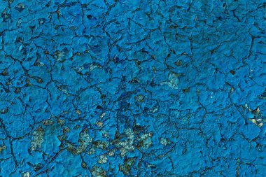 Eski boyalı mavi soyulmuş iç duvar arka plan yıpranmış. Kuşbaşı eski püskü duvarı yıkık sıva katmanı doku ile kırık. Soyut Mavi beyaz yatay boş duvar kağıdı. Soyut Web Banner