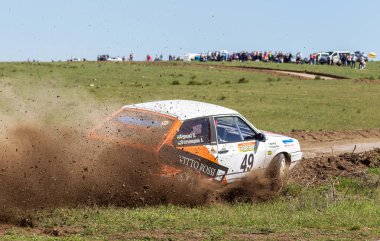 Odessa, Ukrayna - 17 Nisan 2016: Üzerinde bir mini ralli Kupası Limanov Severin güneşli bir gün pitoresk bozkır alanı'nda Ukrayna Şampiyonası