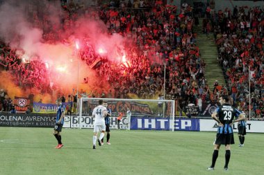 Odessa, Ukrayna - 10 Temmuz 2013: oyun alanı, 10 Temmuz 2013, Odessa, Ukrayna üzerinde oyun Shakhtar Donetsk ve Chernomorets sırasında duygusal futbolseverleri ultras ayaklandı