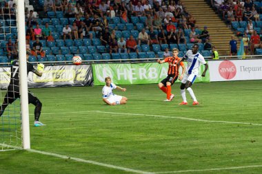 Odessa, Ukrayna - 14 Ağustos 2015: Fc Shakhtar Donetsk ve Fc Dnipro Dnipropetrovsk Ukrayna Kupası maçında top için kavga ediyorlar. Ayrıntı oyunun.