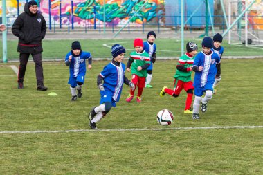 Odessa, Ukrayna 0 1 Nisan 2018: genç çocuklar için oyun spor eğitimi. Futbol futbol çocuklar için oyun. Üniformalı çalıştıran ve futbol oynarken spor kulübü, futbol oyuncuları genç oyuncular