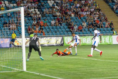 Odessa, Ukrayna - 14 Ağustos 2015: Fc Shakhtar Donetsk ve Fc Dnipro Dnipropetrovsk Ukrayna Kupası maçında top için kavga ediyorlar. Ayrıntı oyunun.