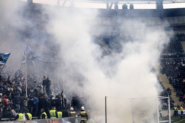 Odessa, Ukrayna - 10 Temmuz 2013: duygusal futbol taraftarları Stadı nda futbol kulübü Chernomorets, 10 Temmuz 2013, Odessa, Ukrayna bir oyun sırasında destek