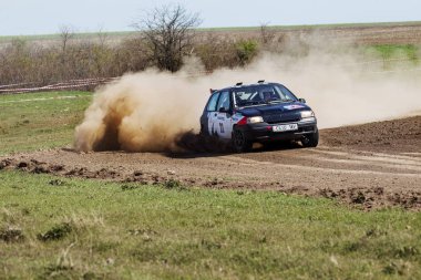 Odessa, Ukrayna - 17 Nisan 2016: Üzerinde bir mini ralli Kupası Limanov Severin güneşli bir gün pitoresk bozkır alanı'nda Ukrayna Şampiyonası