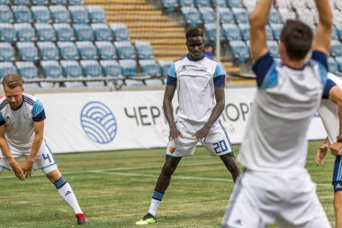 Odessa, Ukrayna - 3 Ağustos 2018: Futbolcular, Fc Djurgardens Eğer İsveç Melkemichel özcan sırasında oyun Uefa Avrupa Ligi 2018 Fc Mariupol (Ukrayna) ile futbol sahada. Futbol oyuncular Tren