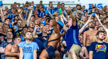 Odessa, Ukrayna - 3 Ağustos 2018: duygusal futbol taraftarları destek ekibi stadyumunda futbol kulübü Djurgardens Eğer İsveç oyun Uefa Avrupa Ligi oyun sırasında. Kalabalık futbol taraftarları Stadyumu futbol