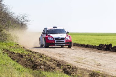 Odessa, Ukrayna - 17 Nisan 2016: Üzerinde bir mini ralli Kupası Limanov Severin güneşli bir gün pitoresk bozkır alanı'nda Ukrayna Şampiyonası
