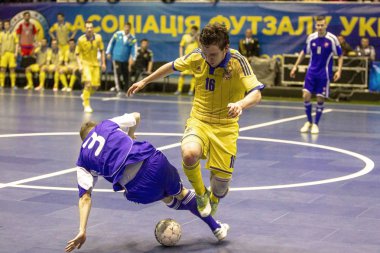 Odessa, Ukrayna - 12 Nisan 2016: Dünya Kupası play-off maçı Ukrayna - Slovakiya. Futsal oynuyor. Modern Bahçesi kapsayan spor salonu büyük sahnede mini futbol