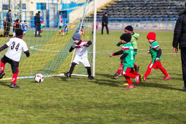 Odessa, Ukrayna 0 1 Nisan 2018: genç çocuklar için oyun spor eğitimi. Futbol futbol çocuklar için oyun. Üniformalı çalıştıran ve futbol oynarken spor kulübü, futbol oyuncuları genç oyuncular