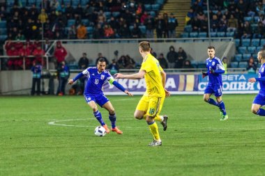 Odessa, Ukrayna -24 Mart 2016: Dostluk maçı (sarı) Ukrayna Millî Futbol takımı ve Kıbrıs (mavi) Milli takımı arasında. Yoğun maç oyun an.