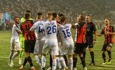 Odessa, Ukrayna - 21 Temmuz 2018: Ukrayna Super Kupası maç sırasında Fc Dinamo Kiev ve Shakhter Donetsk futbolcular kendi aralarında holigan kavga futbol sahasına düzenledi