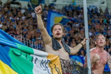 Odessa, Ukrayna - 3 Ağustos 2018: duygusal futbol taraftarları destek ekibi stadyumunda futbol kulübü Djurgardens Eğer İsveç oyun Uefa Avrupa Ligi oyun sırasında. Kalabalık futbol taraftarları Stadyumu futbol