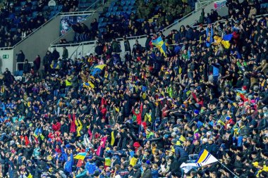 Odessa, Ukrayna - 24 Mart 2016: Futbol taraftarları ve seyirci stadyum standları duygusal onların Ukrayna ve Kıbrıs Milli takım maç sırasında destek ekibi. Duygular, el fenerleri, duman, çığlıkları