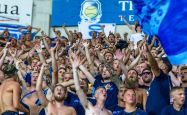 Odessa, Ukrayna - 3 Ağustos 2018: duygusal futbol taraftarları destek ekibi stadyumunda futbol kulübü Djurgardens Eğer İsveç oyun Uefa Avrupa Ligi oyun sırasında. Kalabalık futbol taraftarları Stadyumu futbol