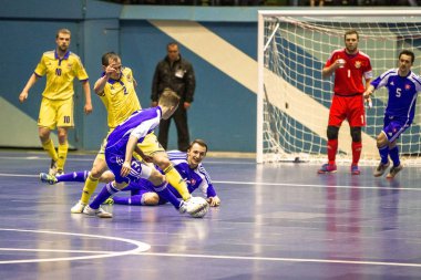 Odessa, Ukrayna - 12 Nisan 2016: Dünya Kupası play-off maçı Ukrayna - Slovakiya. Futsal oynuyor. Modern Bahçesi kapsayan spor salonu büyük sahnede mini futbol