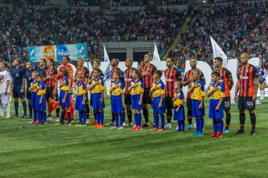 Odessa, Ukrayna - 21 Temmuz 2018: Fc Shakhter'ın futbol takımı açılış töreninde Ukrayna Super Kupası Finalleri. Futbol sahası geçit açma sırasında futbol takımı