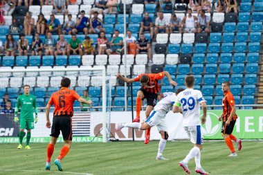 Odessa, Ukrayna - 14 Ağustos 2015: Fc Shakhtar Donetsk ve Fc Dnipro Dnipropetrovsk Ukrayna Kupası maçında top için kavga ediyorlar. Ayrıntı oyunun.