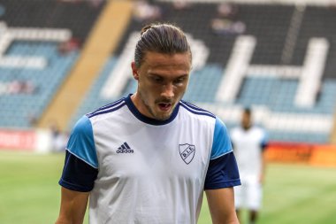 Odessa, Ukrayna - 3 Ağustos 2018: Futbolcular, Fc Djurgardens Eğer İsveç Melkemichel özcan sırasında oyun Uefa Avrupa Ligi 2018 Fc Mariupol (Ukrayna) ile futbol sahada. Futbol oyuncular Tren